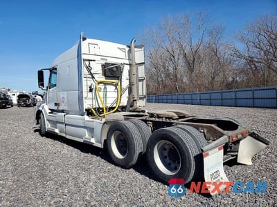 Trzecie zdjęcie samochodu z tyłu: 2007 VOLVO VNL SEMI TRUCK VIN:4V4NC9GH57N463587 - miniatura