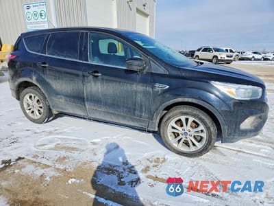 Czwarte zdjęcie samochodu z boku: 2017 FORD ESCAPE SE VIN:1FMCU9GD0HUE10974 - miniatura