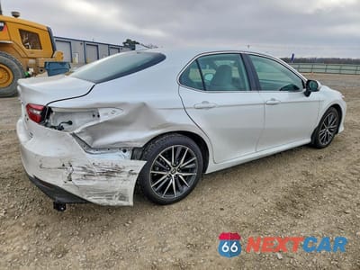 Trzecie zdjęcie samochodu z tyłu: 2022 TOYOTA CAMRY HYBRID XLE VIN:4T1F31AK1NU599123 - miniatura