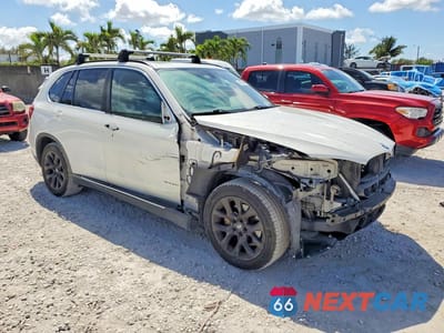 Czwarte zdjęcie samochodu z boku: 2015 BMW X5 SDRIVE35I VIN:5UXKR2C54F0H40467 - miniatura