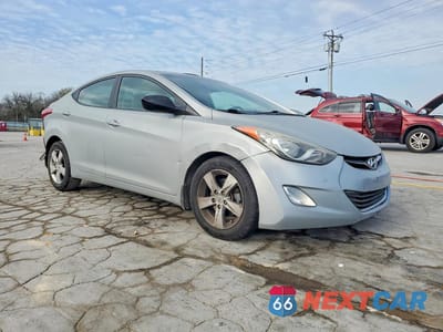Czwarte zdjęcie samochodu z boku: 2013 HYUNDAI ELANTRA GLS VIN:5NPDH4AE7DH172935 - miniatura