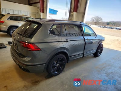 Trzecie zdjęcie samochodu z tyłu: 2024 VOLKSWAGEN TIGUAN SE R-LINE BLACK VIN:3VV8B7AX5RM154412 - miniatura
