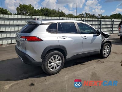 Trzecie zdjęcie samochodu z tyłu: 2022 TOYOTA COROLLA CROSS L VIN:7MUAAAAG2NV036592 - miniatura