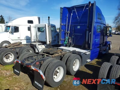 Czwarte zdjęcie samochodu z boku: 2018 VOLVO VN VNL VIN:4V4NC9EJ1JN895588 - miniatura