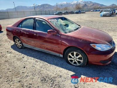 Czwarte zdjęcie samochodu z boku: 2005 TOYOTA CAMRY XLE V6 VIN:JTDBF30KX50166317 - miniatura
