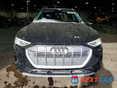 Piąte zdjęcie samochodu w środku: 2019 AUDI E-TRON PRESTIGE VIN:WA1VABGE2KB023281 - miniatura
