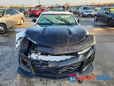 Piąte zdjęcie samochodu w środku: 2018 CHEVROLET CAMARO SS VIN:1G1FH1R75J0138877 - miniatura