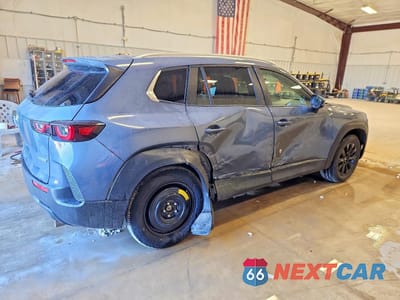 Trzecie zdjęcie samochodu z tyłu: 2025 MAZDA CX-50 SELECT VIN:7MMVABAMXSN301719 - miniatura