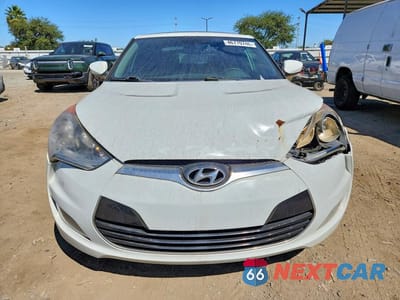Piąte zdjęcie samochodu w środku: 2013 HYUNDAI VELOSTER BASE VIN:KMHTC6AD0DU167395 - miniatura