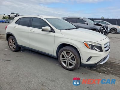 Czwarte zdjęcie samochodu z boku: 2015 MERCEDES-BENZ GLA 250 4MATIC VIN:WDCTG4GB7FJ181960 - miniatura