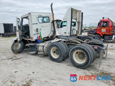 Trzecie zdjęcie samochodu z tyłu: 2010 VOLVO VN VNM VIN:4V4MC9DF7AN281038 - miniatura