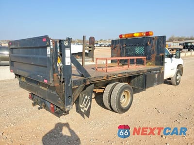 Trzecie zdjęcie samochodu z tyłu: 2007 CHEVROLET SILVERADO FLATBED TRUCK VIN:1GBJC34K97E560240 - miniatura