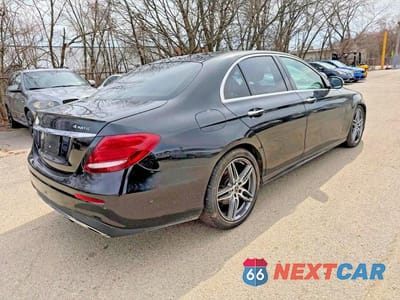 Czwarte zdjęcie samochodu z boku: 2019 MERCEDES-BENZ E 300 4MATIC VIN:WDDZF4KB8KA573789 - miniatura