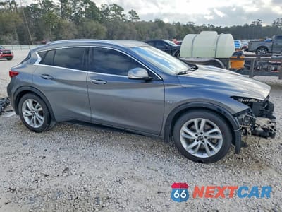 Czwarte zdjęcie samochodu z boku: 2018 INFINITI QX30 PREMIUM VIN:SJKCH5CP4JA055636 - miniatura