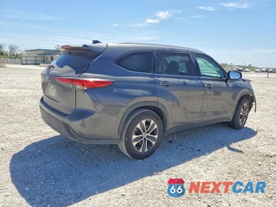 Trzecie zdjęcie samochodu z tyłu: 2022 TOYOTA HIGHLANDER XLE VIN:5TDGZRAHXNS543857 - miniatura