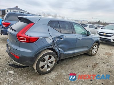 Trzecie zdjęcie samochodu z tyłu: 2022 VOLVO XC40 T5 MOMENTUM VIN:YV4162UK4N2788199 - miniatura