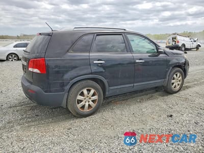 Trzecie zdjęcie samochodu z tyłu: 2013 KIA SORENTO LX VIN:5XYKT4A68DG383700 - miniatura