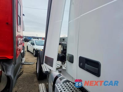 Zdjęcie 9 z 10 samochodu: 2017 VOLVO VNL SEMI TRUCK VIN:4V4N39TG1HN988211 - miniatura