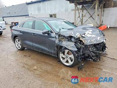 Czwarte zdjęcie samochodu z boku: 2024 AUDI A3 PREMIUM PLUS VIN:WAUHUDGY8RA023587 - miniatura