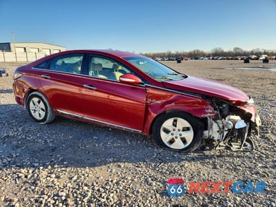 Czwarte zdjęcie samochodu z boku: 2012 HYUNDAI SONATA HYBRID BASE VIN:KMHEC4A46CA054497 - miniatura