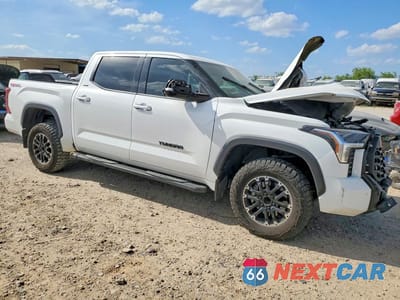 Czwarte zdjęcie samochodu z boku: 2023 TOYOTA TUNDRA SR5 VIN:5TFLA5AB6PX025722 - miniatura