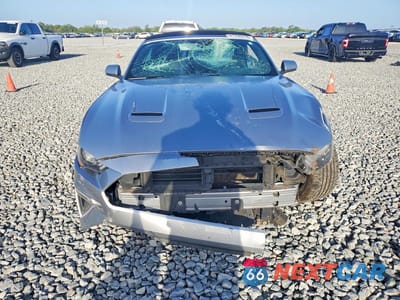 Piąte zdjęcie samochodu w środku: 2020 FORD MUSTANG VIN:1FATP8UH3L5179879 - miniatura