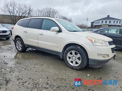 Czwarte zdjęcie samochodu z boku: 2012 CHEVROLET TRAVERSE LS VIN:1GNKRFEDXCJ367877 - miniatura