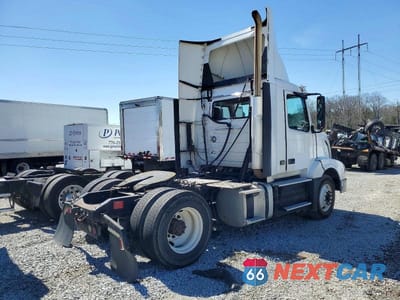 Czwarte zdjęcie samochodu z boku: 2017 VOLVO VNL SEMI TRUCK VIN:4V4N39TG2HN987987 - miniatura