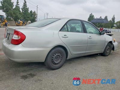 Trzecie zdjęcie samochodu z tyłu: 2002 TOYOTA CAMRY LE VIN:JTDBE32K420105377 - miniatura