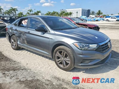 Czwarte zdjęcie samochodu z boku: 2019 VOLKSWAGEN JETTA S VIN:3VWC57BU3KM084433 - miniatura
