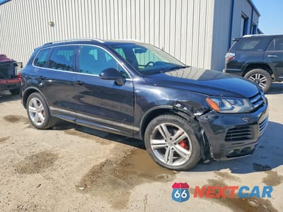 Czwarte zdjęcie samochodu z boku: 2014 VOLKSWAGEN TOUAREG TDI VIN:WVGDP9BPXED007867 - miniatura