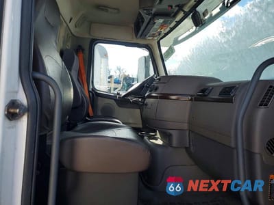 Piąte zdjęcie samochodu w środku: 2018 VOLVO VNL SEMI TRUCK VIN:4V4N39TG5JN892801 - miniatura