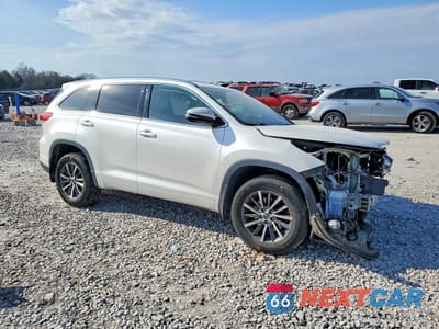Czwarte zdjęcie samochodu z boku: 2017 TOYOTA HIGHLANDER XLE VIN:5TDJZRFH9HS518886 - miniatura