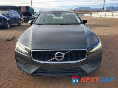 Piąte zdjęcie samochodu w środku: 2020 VOLVO S60 T6 MOMENTUM VIN:7JRA22TK4LG032017 - miniatura
