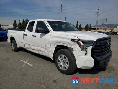 Czwarte zdjęcie samochodu z boku: 2023 TOYOTA TUNDRA SR VIN:5TFKB5CD8PX001610 - miniatura