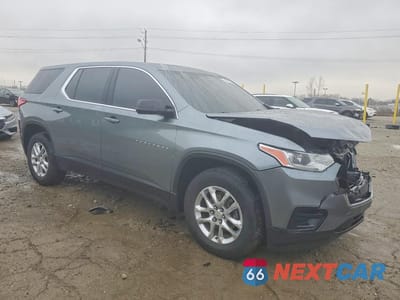 Czwarte zdjęcie samochodu z boku: 2020 CHEVROLET TRAVERSE LS VIN:1GNERFKWXLJ245796 - miniatura