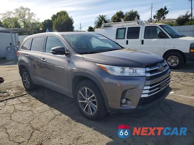 Czwarte zdjęcie samochodu z boku: 2019 TOYOTA HIGHLANDER XLE VIN:5TDKZRFH5KS346951 - miniatura
