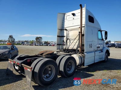 Czwarte zdjęcie samochodu z boku: 2014 VOLVO VNL SEMI TRUCK VIN:4V4NC9EH7EN174971 - miniatura