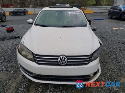 Piąte zdjęcie samochodu w środku: 2013 VOLKSWAGEN PASSAT SE VIN:1VWBP7A32DC062622 - miniatura
