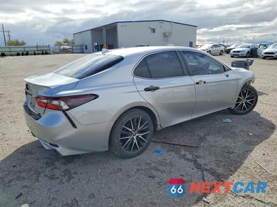Trzecie zdjęcie samochodu z tyłu: 2022 TOYOTA CAMRY HYBRID SE VIN:4T1G31AK6NU040381 - miniatura