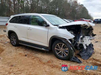 Czwarte zdjęcie samochodu z boku: 2019 TOYOTA HIGHLANDER XLE VIN:5TDKZRFH9KS301687 - miniatura