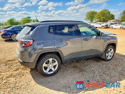 Trzecie zdjęcie samochodu z tyłu: 2024 JEEP COMPASS LATITUDE VIN:3C4NJDBN7RT607127 - miniatura