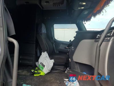 Piąte zdjęcie samochodu w środku: 2021 FREIGHTLINER CASCADIA 1 - SEMI TRUCK VIN:3AKJHHDRXMSMF1079 - miniatura