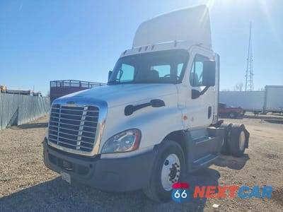 Drugie zdjęcie samochodu z przodu: 2016 FREIGHTLINER CASCADIA 125 SEMI TRUCK VIN:1FUBGEDV9GLHC5703 - miniatura