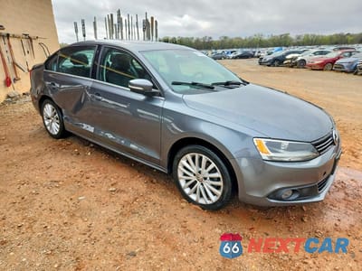 Czwarte zdjęcie samochodu z boku: 2013 VOLKSWAGEN JETTA SEL VIN:3VWLX7AJ4DM361997 - miniatura