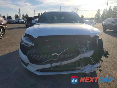 Piąte zdjęcie samochodu w środku: 2020 VOLVO XC60 T5 MOMENTUM VIN:YV4102RK0L1565347 - miniatura