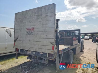 Trzecie zdjęcie samochodu z tyłu: 2016 FORD F450 SUPER DUTY FLATBED TRUCK VIN:1FDUF4GT1GED38572 - miniatura