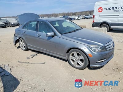 Czwarte zdjęcie samochodu z boku: 2011 MERCEDES-BENZ C 300 VIN:WDDGF5EB5BR136651 - miniatura