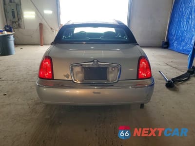 Zdjęcie 6 z 12 samochodu: 2001 LINCOLN TOWN CAR SIGNATURE VIN:1LNHM82W51Y613544 - miniatura