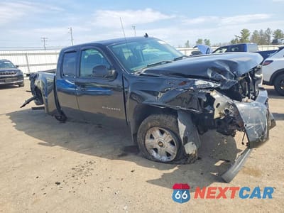 Czwarte zdjęcie samochodu z boku: 2011 CHEVROLET SILVERADO K1500 LT VIN:1GCRKSE31BZ138970 - miniatura